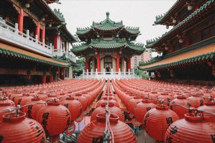 台灣廟宇前庭懸掛成排紅色燈籠,後方為綠瓦飛簷的傳統建築